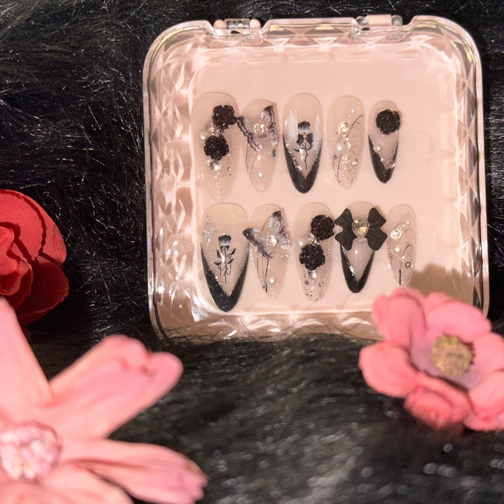 "Elegant Noir: Glamorous Floral Press-On Nails"